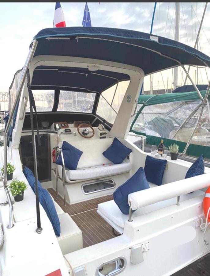 El Barco De Fiestas Botel